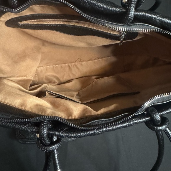 Elegant Black and Cream Quilted Women's Bag Set - Picture 5 of 6